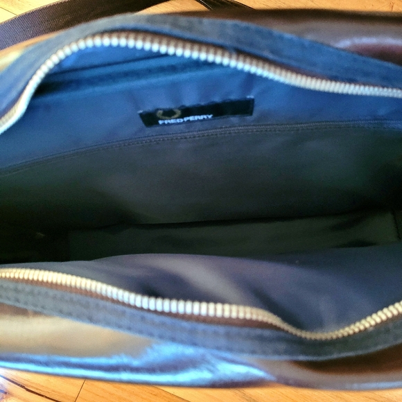 Beautiful Unused Fred Perry Messenger Bag - Picture 4 of 6